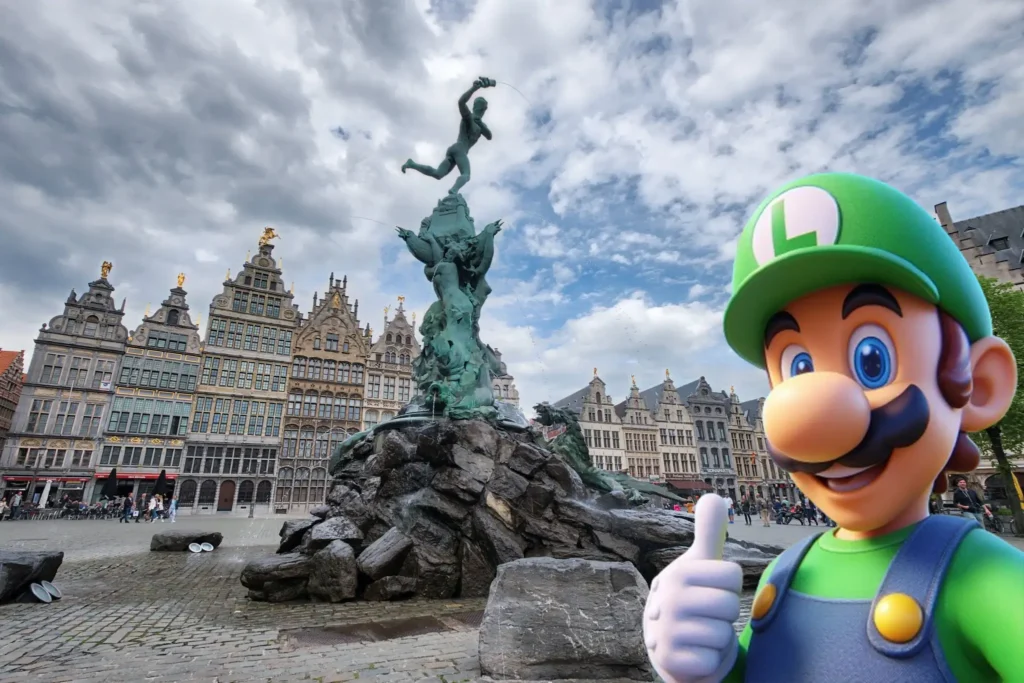 Luigi steekt zijn duim omhoog voor een historische fontein en traditionele gebouwen in Antwerpen met een lachende spreuk zegt Luigi Ontstoppingsdienst Antwerpen graag mee om de lokale bevolking te helpen
